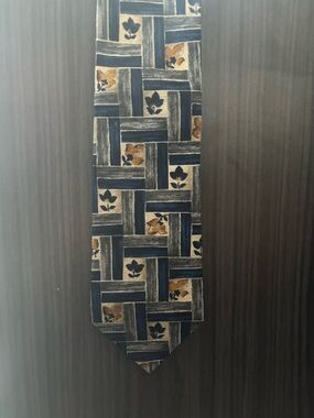 Ermenegildo Zegna Classic Geometric Pattern Men's Tie in Navy and Gold